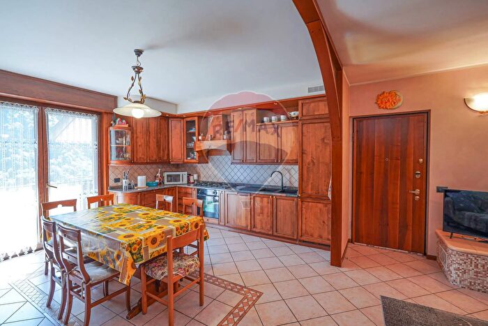 Appartamento quadrilocale in vendita in Via Mezzasco a, Strozza