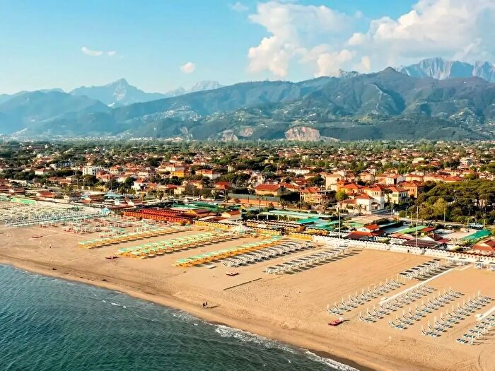 Casa con 10 locali in vendita in Via Giovanni Amendola, Forte Dei Marmi