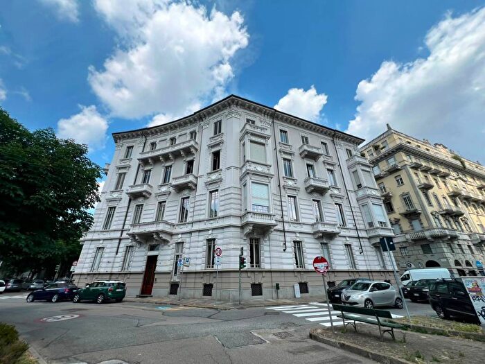 Appartamento con 6 locali in affitto in Corso Re Umberto, Crocetta, Torino