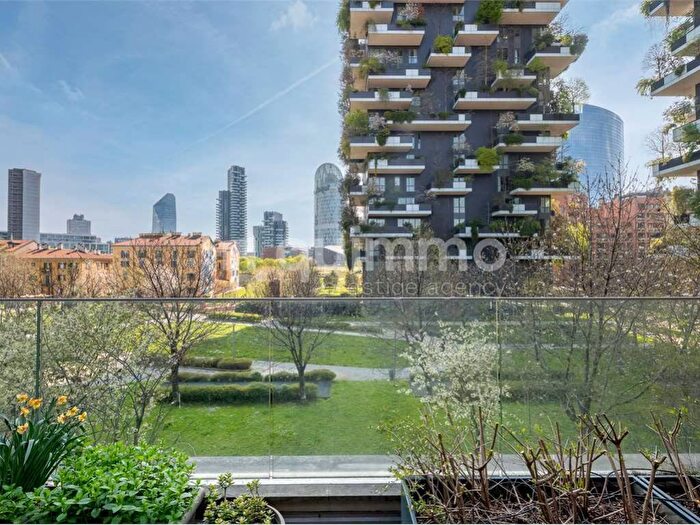 Appartamento quadrilocale in affitto in Via Federico Confalonieri, Isola, Milano