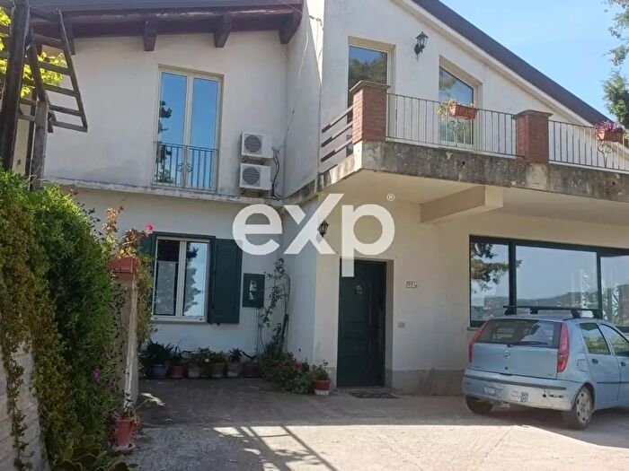 Casa con 16 locali in vendita in Contrada Scarpiglia, Patti