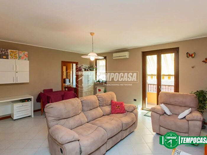 Appartamento trilocale in vendita in Via Momo Q, Oleggio