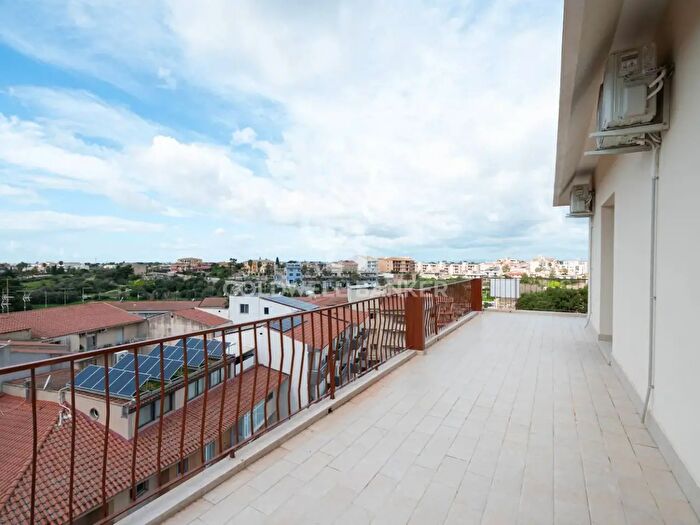 Appartamento con 9 locali in vendita in Via San Biagio, Comiso