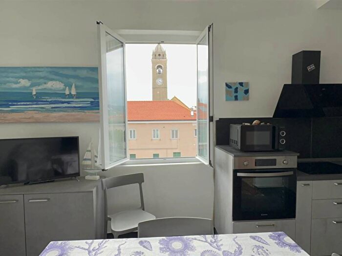 Appartamento trilocale in affitto in Piazza Aonzo, Spotorno