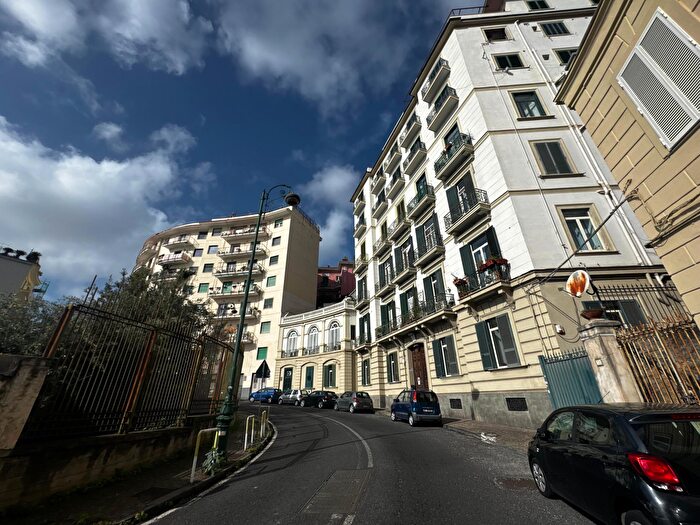Appartamento con 7 locali in vendita in Via Tasso, Napoli