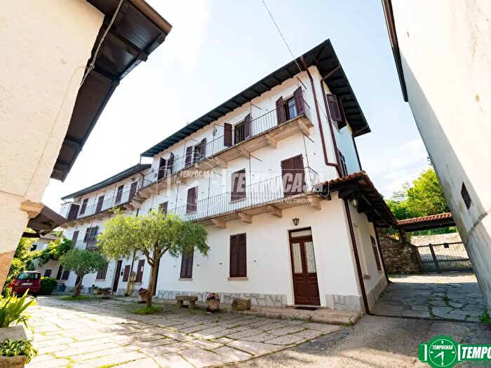 Appartamento trilocale in vendita in Via Alto Vergante, Brovello Carpugnino