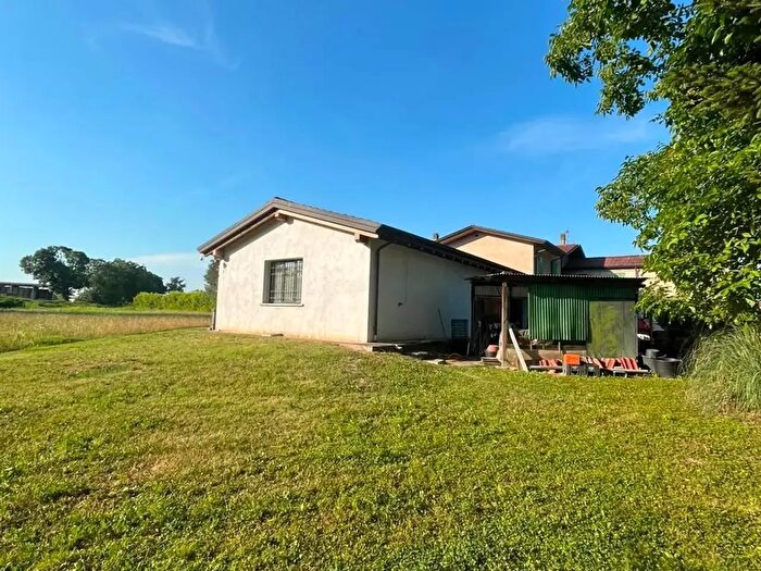 Casa con 8 locali in vendita in Motteggiana