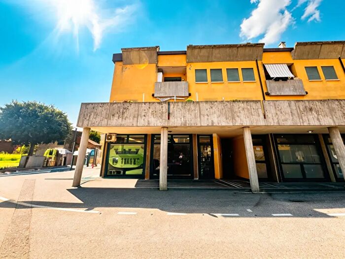 Appartamento con 5 locali in vendita in Via Roma, Urbana