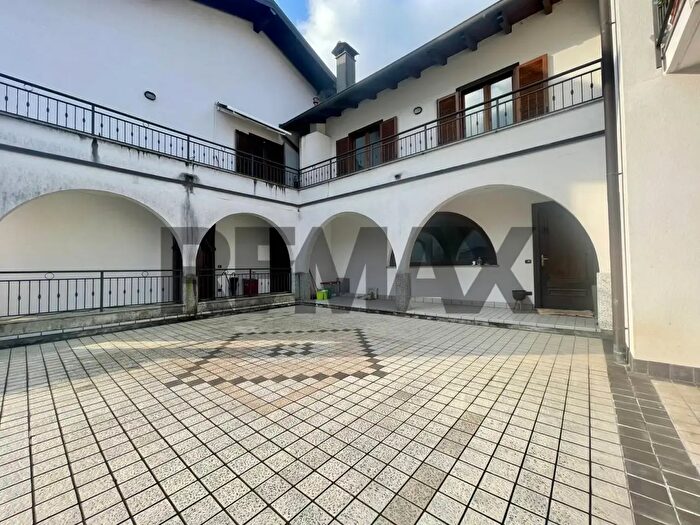 Casa quadrilocale in vendita in Via Crusinallo, Casale Corte Cerro