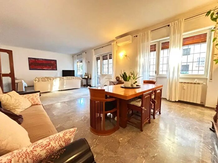 Appartamento trilocale in vendita in Via Dino Frescobaldi, Roma