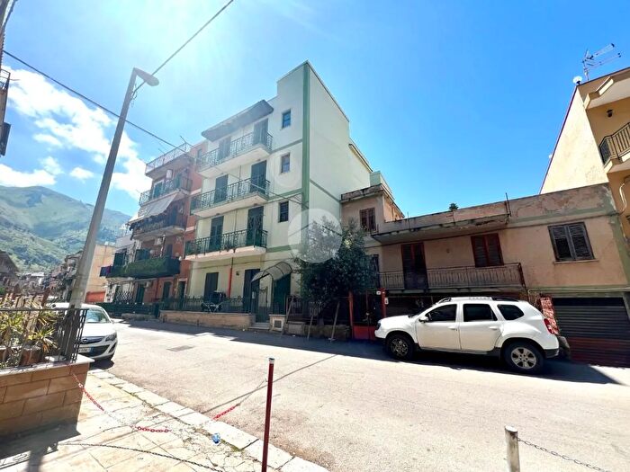 Appartamento con 6 locali in vendita in Via Santa Maria di Gesù, Palermo