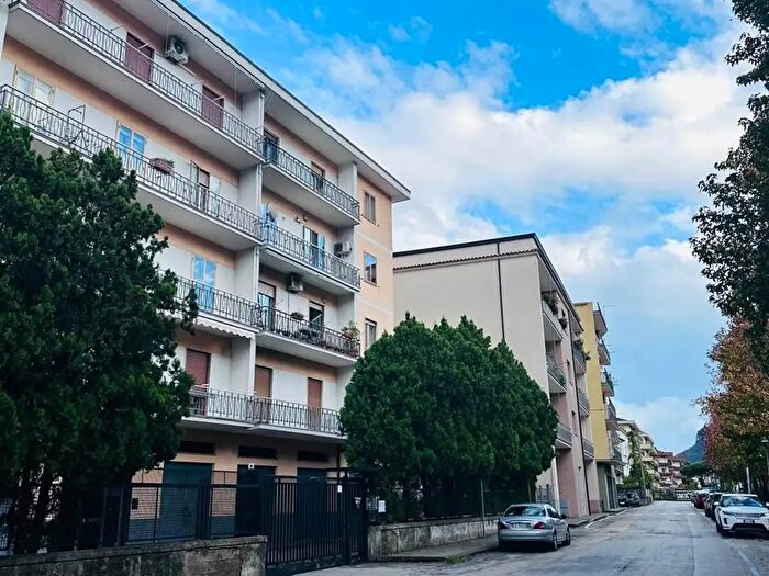 Appartamento con 8 locali in vendita in Cava De Tirreni