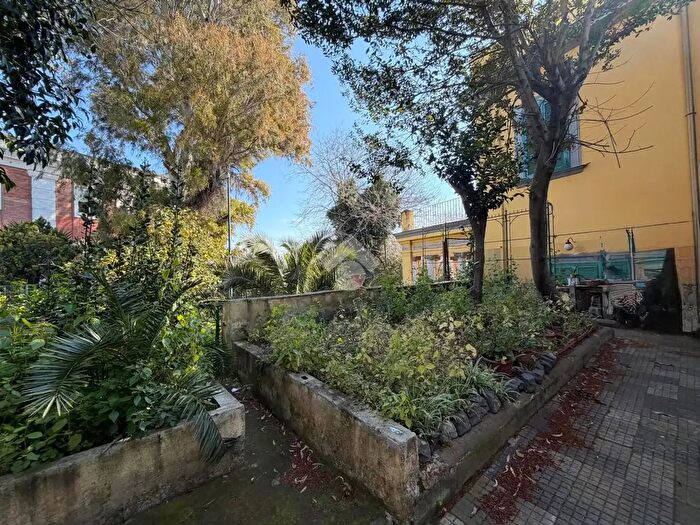 Appartamento trilocale in vendita in Via Belsito, Napoli