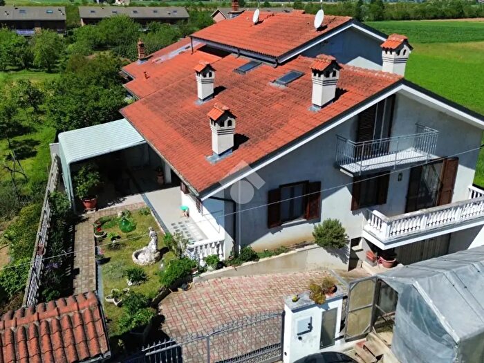 Casa con 8 locali in vendita in Via Poirino, Isolabella
