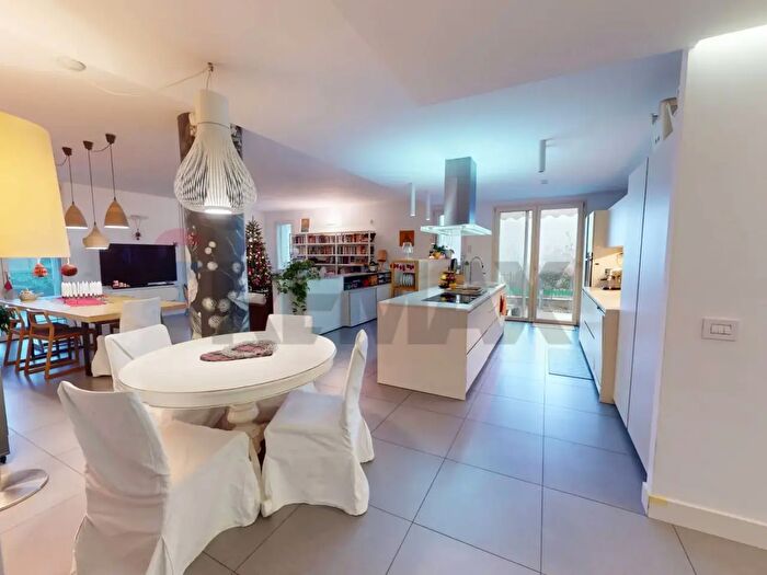 Appartamento con 7 locali in vendita in Via Giuseppe Giusti, Rodano