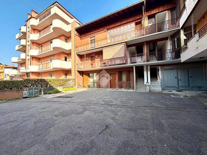 Appartamento trilocale in vendita in Piazza Sette Martiri, Terno DIsola