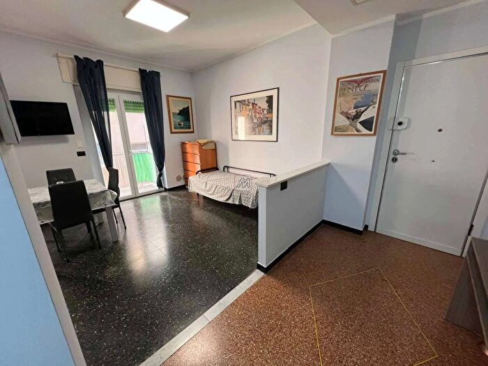 Appartamento trilocale in vendita in Via Carrea Genova, Genova