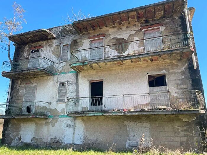 Casa con 10 locali in vendita in Via Domiziana, Mondragone