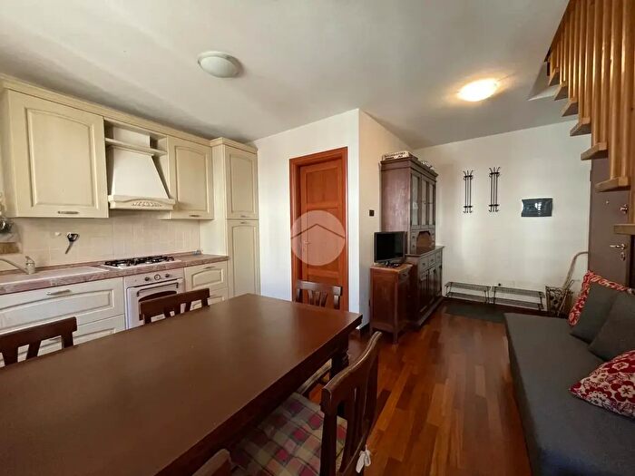 Appartamento trilocale in affitto in Via Roma, Borno