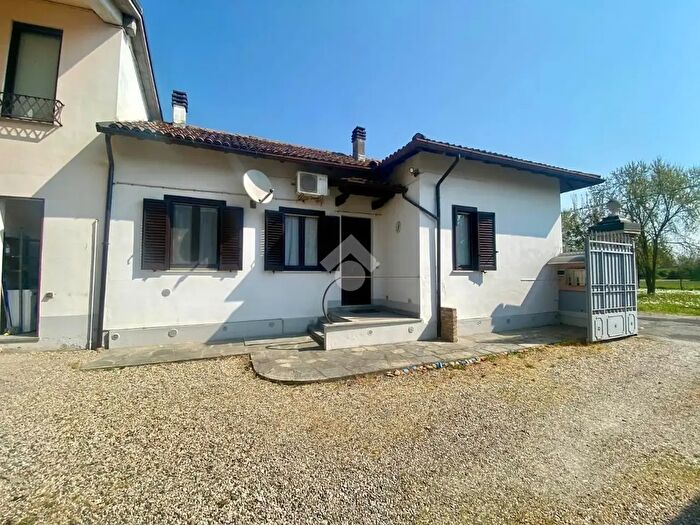 Casa quadrilocale in vendita in Strada Comunale per Viguzzolo, Castelnuovo Scrivia
