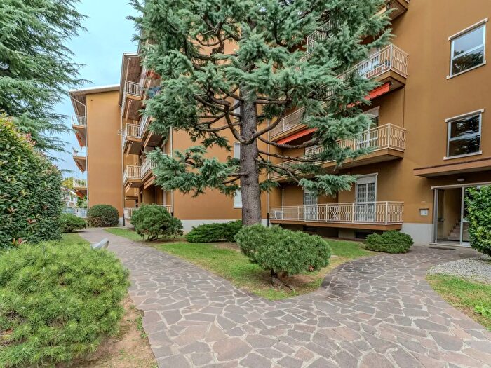 Appartamento trilocale in vendita in Via Giuseppe Garibaldi, Bonate Sotto