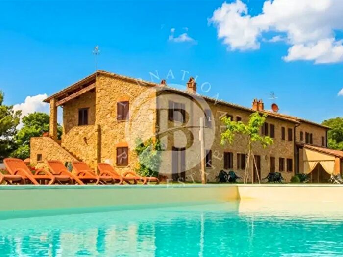 Casa con 6 locali in vendita in Volterra