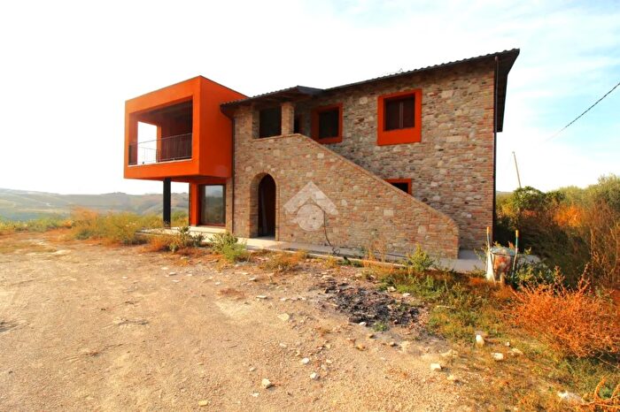 Casa con 8 locali in vendita in Contrada Cese, Castel Di Lama