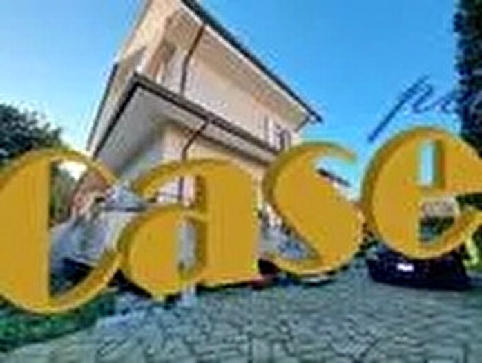 Casa con 9 locali in vendita in Camaiore