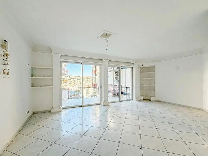 Appartamento con 5 locali in vendita in Via Pacuvio, Napoli