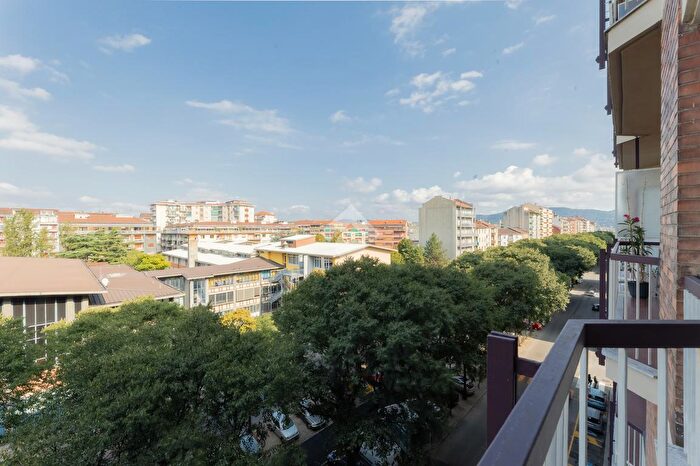 Appartamento trilocale in vendita in Corso Sebastopoli, Torino