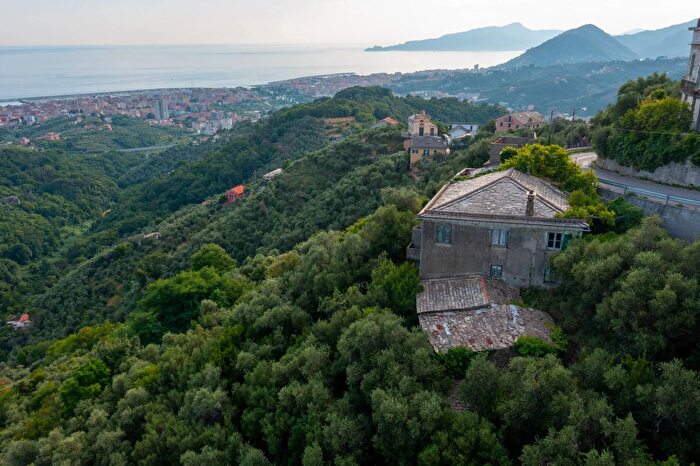 Casa con 13 locali in vendita in Via Cav Felice Cogorno, Cogorno