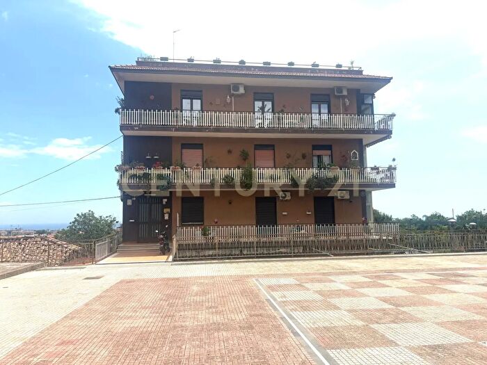 Appartamento quadrilocale in vendita in Via Finocchiari, Aci Catena