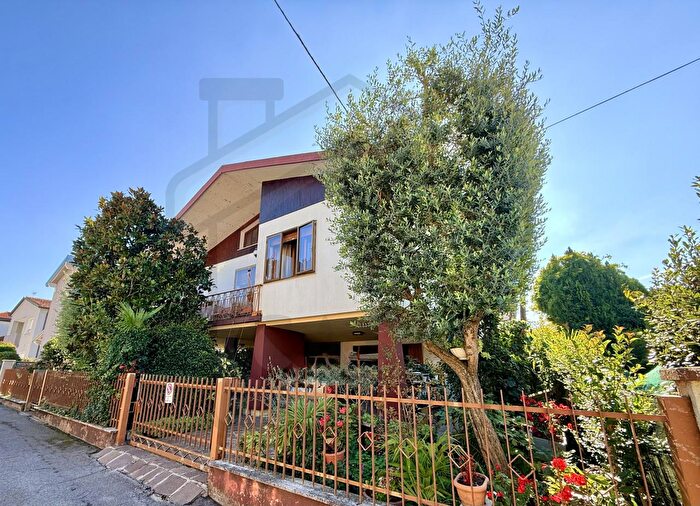 Casa con 5 locali in vendita in Via Pinazza, Abano Terme