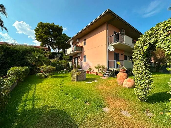 Appartamento con 8 locali in vendita in Via Polveriera, Mascalucia