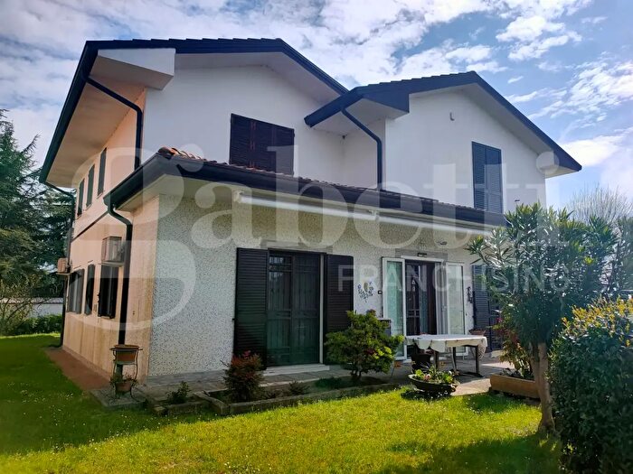 Casa con 8 locali in vendita in Mesola