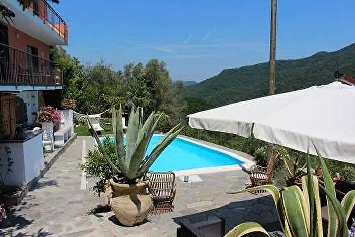 Casa con 8 locali in vendita in Testico