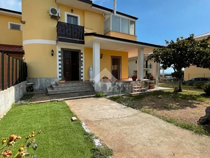 Casa trilocale in vendita in Via Genova, Gizzeria