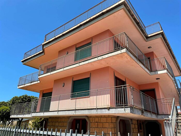 Casa con 9 locali in vendita in Viale Stefano da Verona, Castel Volturno