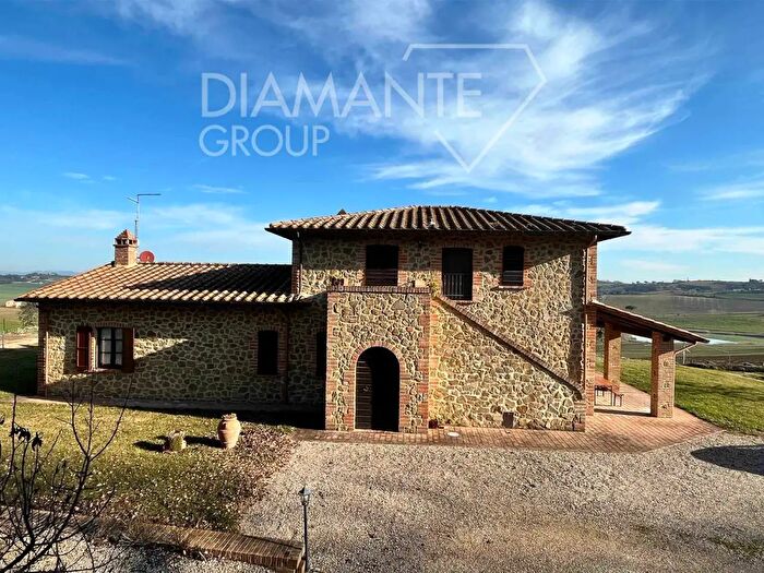 Casa con 6 locali in vendita in Castiglione Del Lago