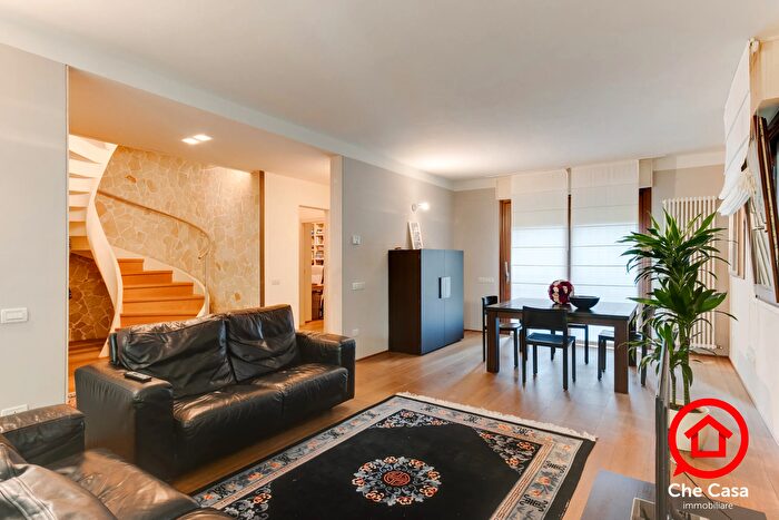 Casa con 9 locali in vendita in Piazzale R Mori, Cesena