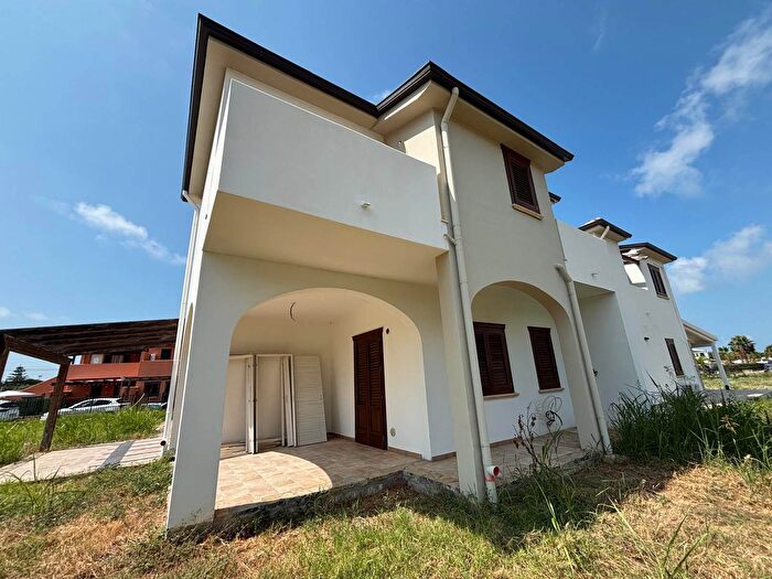 Casa quadrilocale in affitto in Campofelice Di Roccella