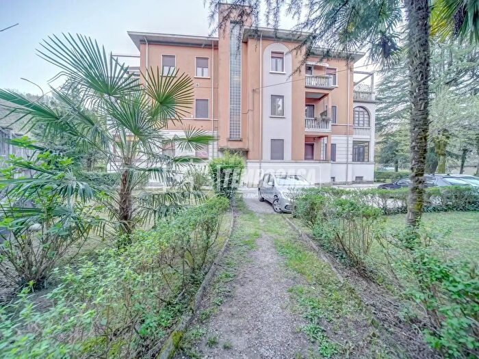Appartamento trilocale in vendita in Via per Lonate, Cairate