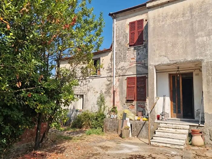 Casa con 6 locali in vendita in Luni