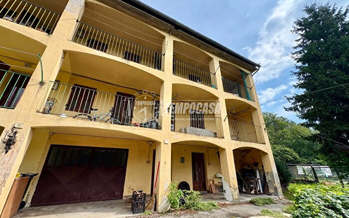 Casa con 10 locali in vendita in Via Sergio De Vitis, Giaveno