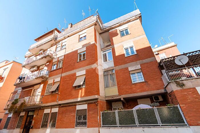 Appartamento trilocale in vendita in Via Clemente IX, Roma