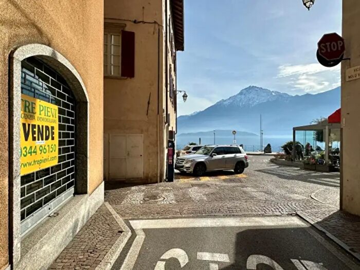 Appartamento trilocale in vendita in Via Giuseppe Garibaldi, Gravedona ed Uniti