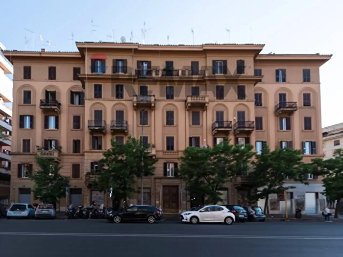 Appartamento con 6 locali in vendita in Via Taranto, Roma