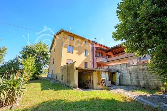 Casa con 7 locali in vendita in Via Calestano, Felino