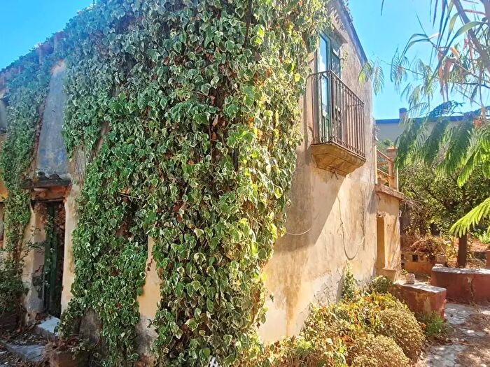 Casa quadrilocale in vendita in Contrada San Nicola Snc, Cefalu'