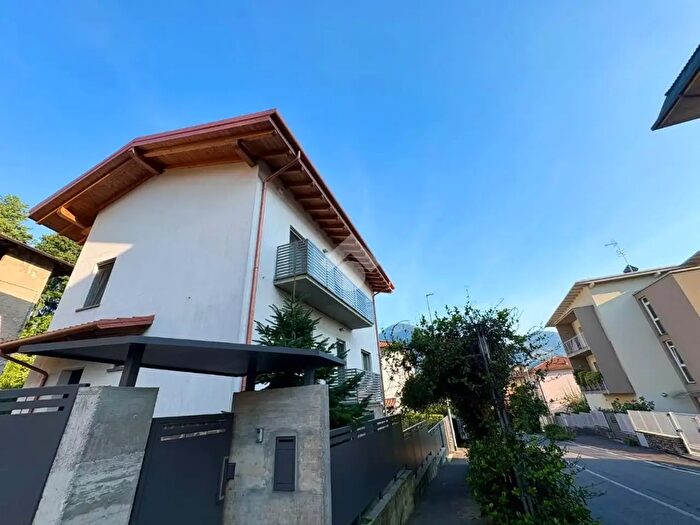 Casa con 8 locali in vendita in Via Milano, Albino